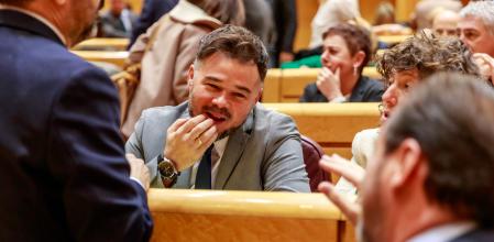 Pleno del Congreso extraordinario en el edificio del Senado, por obras de instalación de nuevas pantallas táctiles en el Congreso de los diputados, para debatir la convalidación de tres decretos del Gobierno con medidas para amortiguar la crisis sin que todavía haya logrado los apoyos necesarios para sacarlos adelante, por lo que se prevé una negociación in extremis, especialmente con partidos como Junts que apoyaron la investidura de Pedro Sánchez, claves para su aprobación.