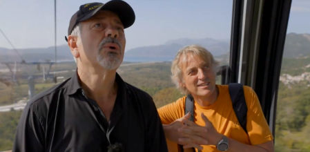 Carlos Sobera y Jesús Calleja enfrentan las alturas con humor en el teleférico de Montenegro durante la grabación de 'Planeta Calleja'