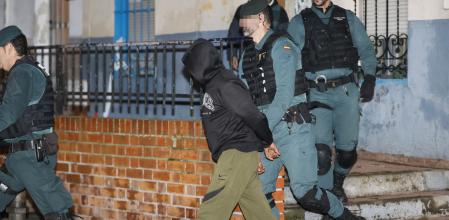 Efectivos policiales en el registro de la vivienda en la que residía el asesino confeso de tres hermanos en Morata de Tajuña