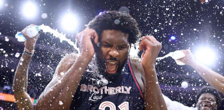 Joel Embiid, rociado de agua por sus compañeros, después de la victoria de los Sixers ante los Spurs