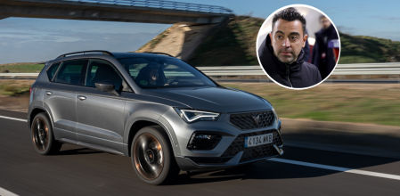 El entrenador del FC Barcelona, Xavi Hernández, conduce un Cupra, marca patrocinadora del club catalán desde que finalizó el contrato con Audi