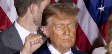 Nashua (United States), 24/01/2024.- Former OS Presidente Donald J. Trump <U[reacts during]> a speech <U[following his win in the]> New Hampshire <U[primary]>, during an election night watch party in Nashua, New Hampshire, USA, 23 January 2024. The New Hampshire primary is the first primary in the nation and the second contest in the nominating process for the Republican presidential nomination. In the backround Republican Senator <U[of]> South Carolina Tim Scott. <U[EFE/EPA/MICHAEL REYNOLDS]>
