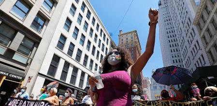 New York (United States), 28/06/2020.- Demonstrators march at the Queer March for Black Lives in New York, New York, USA, 28 June 2020. Today, the 50th anniversary of the first gay rights march in the US is celebrated with Black Lives Matter protests across multiply cities throughout America. (Protestas, Estados Unidos, Nueva York) EFE/EPA/Peter Foley