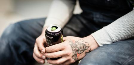 Mucha gente consume bebidas energéticas de manera regular.
