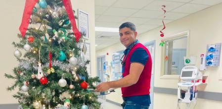 La historia del médico que salvó la vida de una pasajera durante un vuelo con la ayuda de un Apple Watch