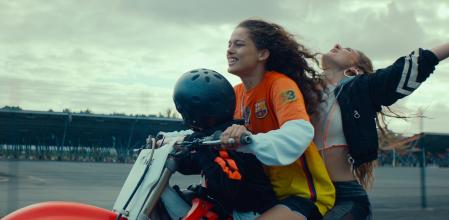 Julie Ledru es feliz con su moto