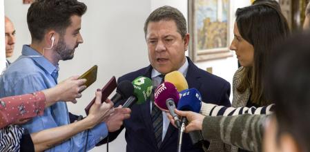 TOLEDO, 25/01/2024.- El presidente de Castilla-La Mancha, Emiliano García- Page, en declaraciones a su llegada a las Cortes regionales, que celebran una nueva sesión plenaria en la que los tres grupos parlamentarios debaten sobre jóvenes agricultores, carreteras y programas sociales básicos. EFE/Ismael Herrero