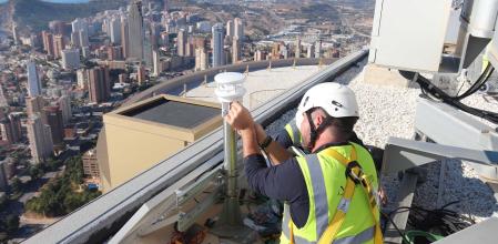 Un operario instala un anemómetro en la azotea del edificio InTempo, el rascacielos más alto de Benidorm y uno de los inmuebles de residenciales más altos de Europa.