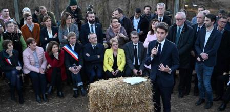 Gabriel Attal habla en una granja de vacas en Montastruc-le-Salies, en las estribaciones del Pirineo, en el Alto Garona