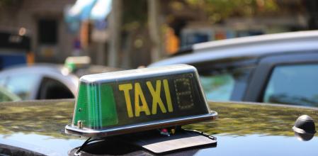 Plano detalle de una luz de un taxi cerrado&nbsp;