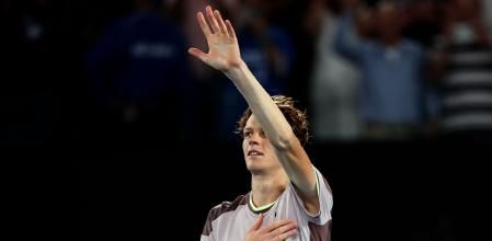 Jannik Sinner saluda al público del Rod Laver Arena, este domingo en Melbourne