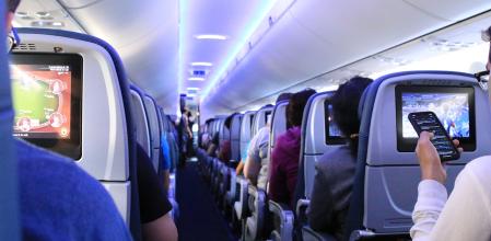 Polémica en un avión por expulsar a pasajeras del vuelo por su sobrepeso: “La azafata dijo que tendríamos que haber reservado más asientos”