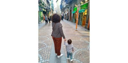 Laura, con su hijo nacido por gestación subrogada. (ATENCIÓN. NO PUBLICAR SIN AUTORIZACIÓN DE LOS PROTAGONISTAS)