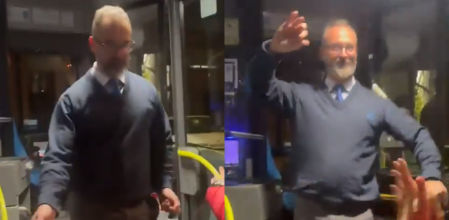 Un conductor de transporte público se convierte en el alma de la fiesta al abandonar momentáneamente sus labores al volante para unirse a la espontánea celebración de jóvenes pasajeros