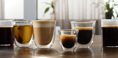 Varias tazas de café hecho de diferentes maneras.