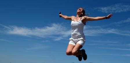 La felicidad, como la manifestada por la joven de la foto, es lo que buscan los adeptos a la filosofía delulu