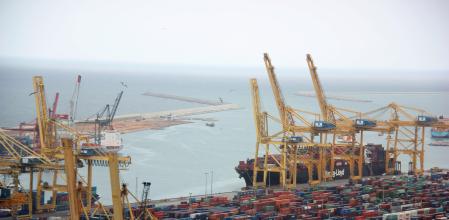 Contenedores en el puerto de Barcelona la segunda jornada de la huelga de estibadores el 7 de junio del 2017. (Horizontal)
