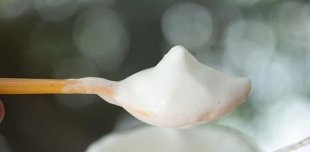 Una cuchara con leche espumada.