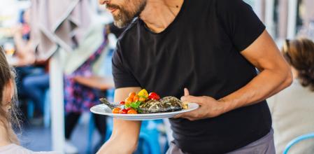 Un camarero comparte un vídeo en Instagram donde aborda con humor el día a día del oficio.