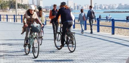 Ciclistas el pasado viernes en el paseo peatonal del Postiguet, donde es frecuente el paso de bicicletas que evitan circular por la calzada, donde no hay carril bici, el tráfico es muy intenso y el trazado peligroso.