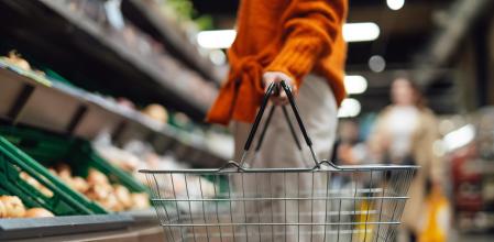 Una imagen de archivo de una mujer comprando en un supermercado. 