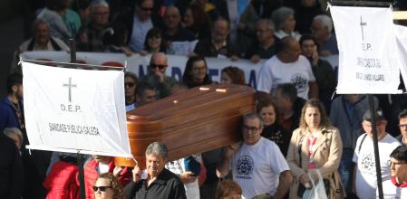 Varios miles de personas han secundado este domingo, el primero de campaña electoral en Galicia, la convocatoria lanzada por la plataforma SOS Sanidade Pública bajo el lema 