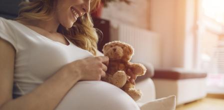 Una mujer embarazada.