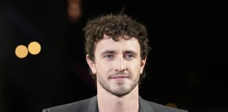 Paul Mescal posando)