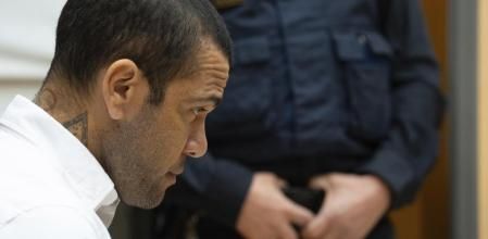 El exfutbolista del FC Barcelona, Dani Alves, en el juicio que ha arrancando este lunes en la Audiencia de Barcelona en el que está acusado de agresión sexual (D.Zorrakino / AP/LaPresse)