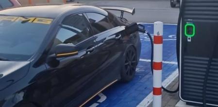 Este Mercedes Benz CLA posee realmente un motor de gasolina.