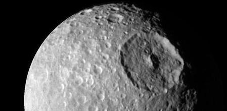 Imagen de Mimas, satélite de Saturno que muy probablemente posee un océano subterráneo
