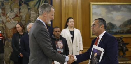 El rey Felipe VI (i) recibe en audiencia a los familiares de rehenes israelíes en manos de Hamás este martes, en el Palacio de la Zarzuela, en Madrid. El encuentro, en el que también ha participado la embajadora de Israel en Madrid, Rodrica Radian-Gordon, se enmarca en la visita que los familiares están haciendo por distintos países para buscar la solidaridad en su demanda de que los prisioneros sean liberados