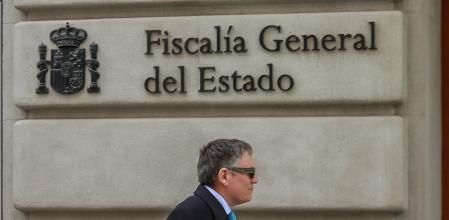 Fiscal Álvaro Redondo entrando a la fiscalía general del estado