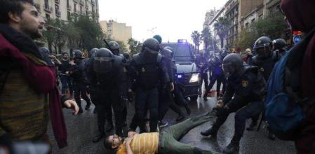 Amnistía Internacional denuncia que la fiscalía pone palos a las ruedas a la investigación de las cargas policiales del 1-O // EFE
