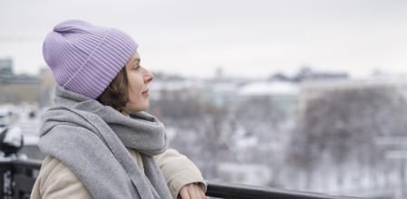 Este truco viral indica cómo ponerse la bufanda en 2024.