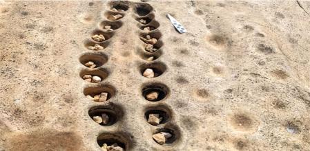 Hoyos para jugar a Mancala descubierto en las tierras altas de Kenia