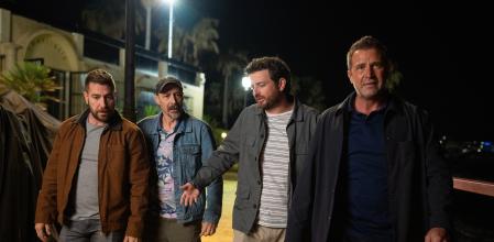 MACHOS ALFA (L to R) RAúL TEJóN as RAúL, FELE MARTINEZ as LUIS, GORKA OTXOA as SANTI, FERNANDO GIL as PEDRO in episode 14 of MACHOS ALFA. Cr. MANUEL FIESTAS/NETFLIX © 2023