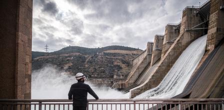El pantano de Mequinenza ha abierto esta mañana dos de las seis compuertas para soltar agua y garantizar el caudal ecológico río abajo