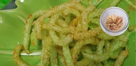 Al freirse, los palillos se deforman y adquieren una textura similar a la de las patatas.