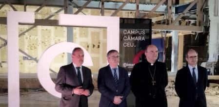 Carlos Baño, presidente de Cámara Alicante, José Antonio Rovira, conseller de Educación, el Obispo Munilla y el rector del CEU, en el recinto en obras.