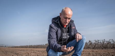 JOSEP CASTELLS, AGRICULTOR, EN SU FINCA DE ALCARRÀS