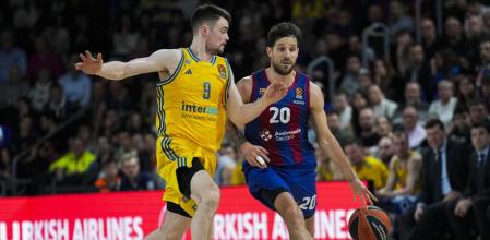 BARCELONA, 09/02/2024.- El base argentino del Barça Nicolás Laprovíttola (d) intenta superar a Jonas Mattisseck, del Alba Berlín, durante el encuentro correspondiente a la fase regular de la EuroLiga que Barça y Alba Berlín disputan hoy viernes en el Palau Blaugrana. EFE/ Alejandro García.