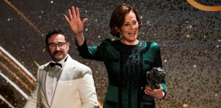 Sigourney Weaver saluda al público tras recoger su Goya Internacional de manos de J.A. Bayona