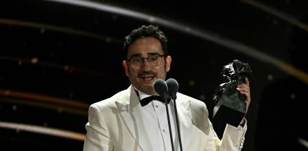 Juan Antonio Bayona con su Goya al mejor director