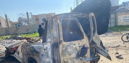 Vista de una ambulancia calcinada en la que dos paramédicos de la Media Luna Roja palestina atacada por las tropas israelíes en .