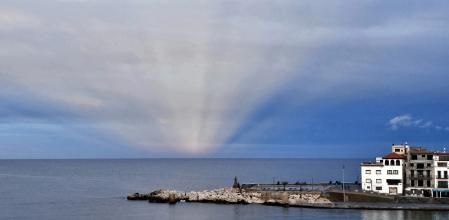 Espectáculo de rayos en el momento del crepúsculo en L'Escala.