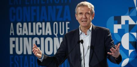 LUGO, 12/02/2024.- El presidente y candidato del PPdeG, Alfonso Rueda, pronuncia un discurso durante un mitin junto a la cabeza de lista por Lugo, Elena Candia (fuera de la imagen), este lunes en la Facultad de Veterinaria de Lugo. EFE/Eliseo Trigo