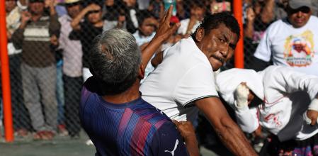 Dos hombres pelean a puño limpio en el 'Martes de Carnaval', en el municipio de Zitlala