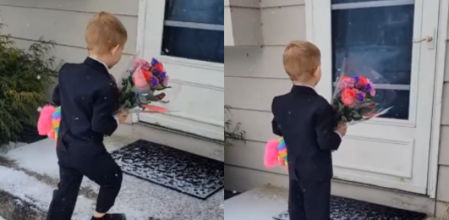Anthony sujeta un ramo y un peluche esperando a que le abran la puerta