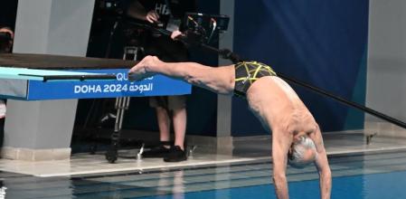 El clavadista iraní Taghi Askar vuelve a subirse al trampolín con 100 años en el Mundial de Doha